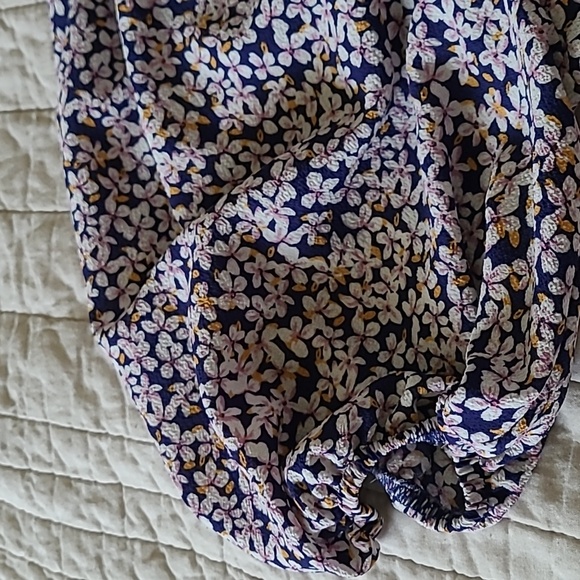 Beautiful Like New Floral Top - Picture 3 of 4